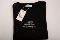 T-shirt nera con scritta