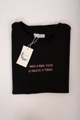 T-shirt nera scritta