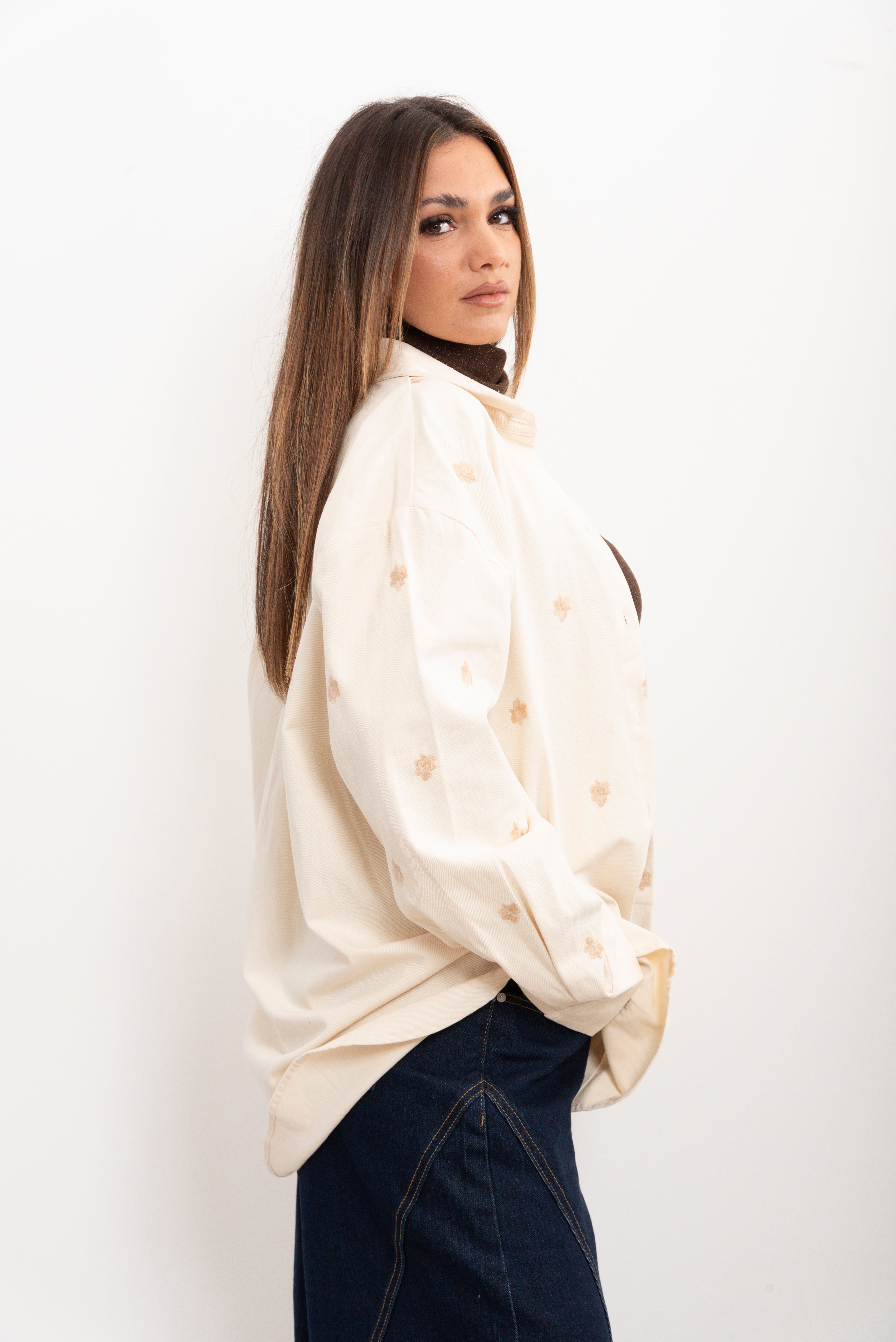 Camicia over con ricami