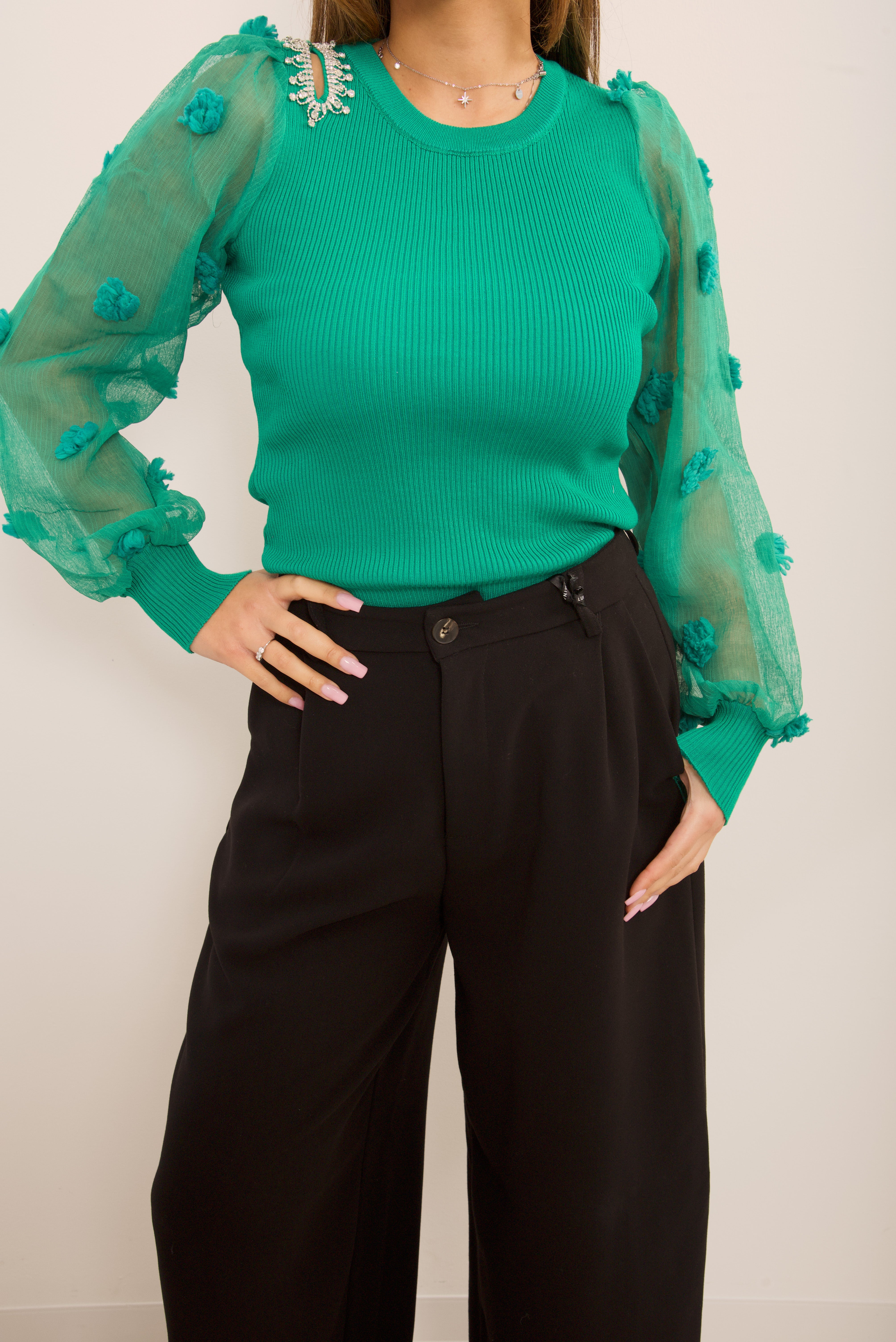 Pullover con maniche trasparenti