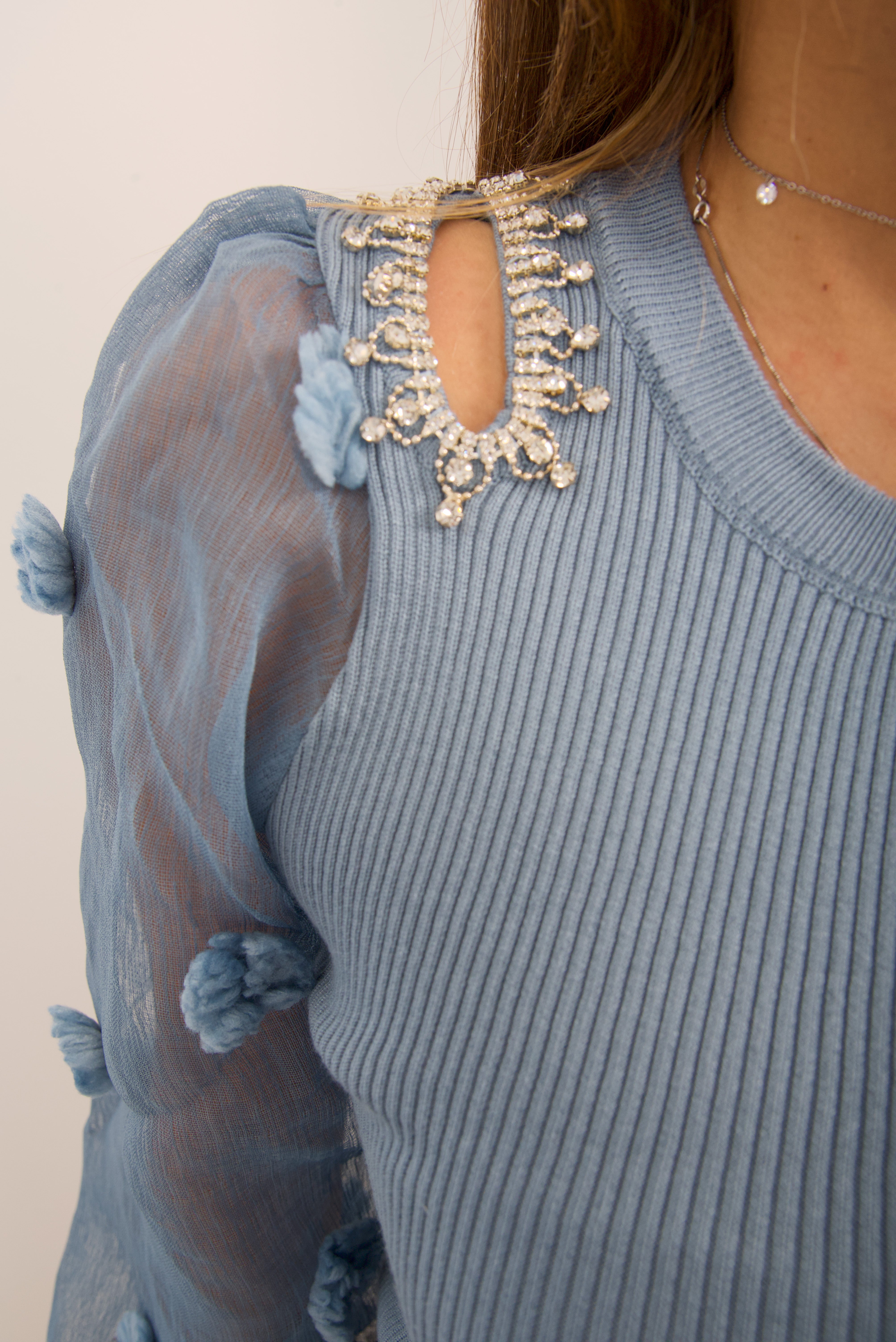 Pullover con maniche trasparenti