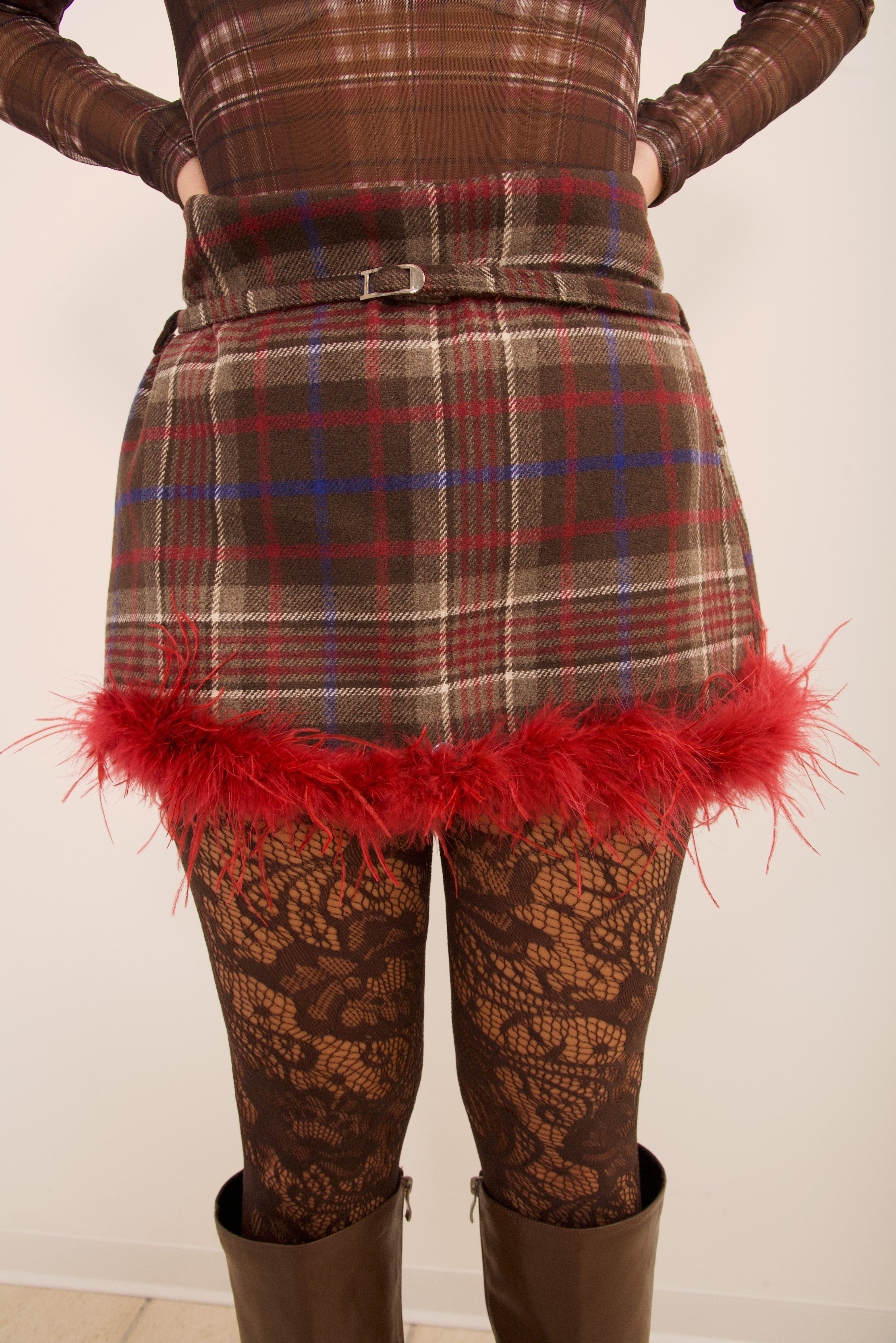 Gonna tartan con piume