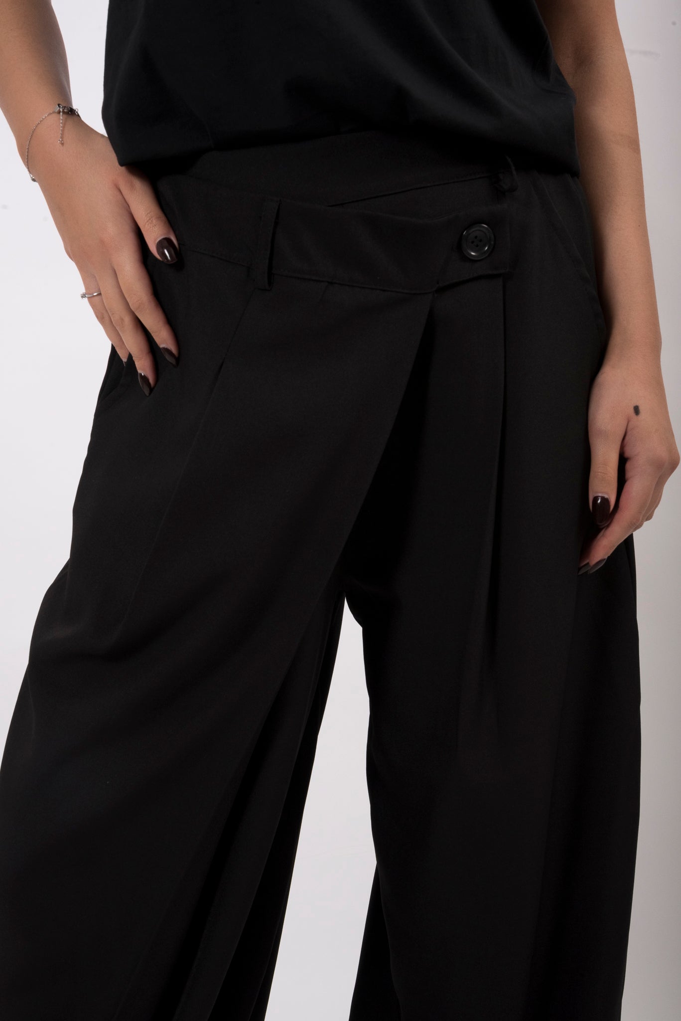 Pantalone bottone asimmetrico