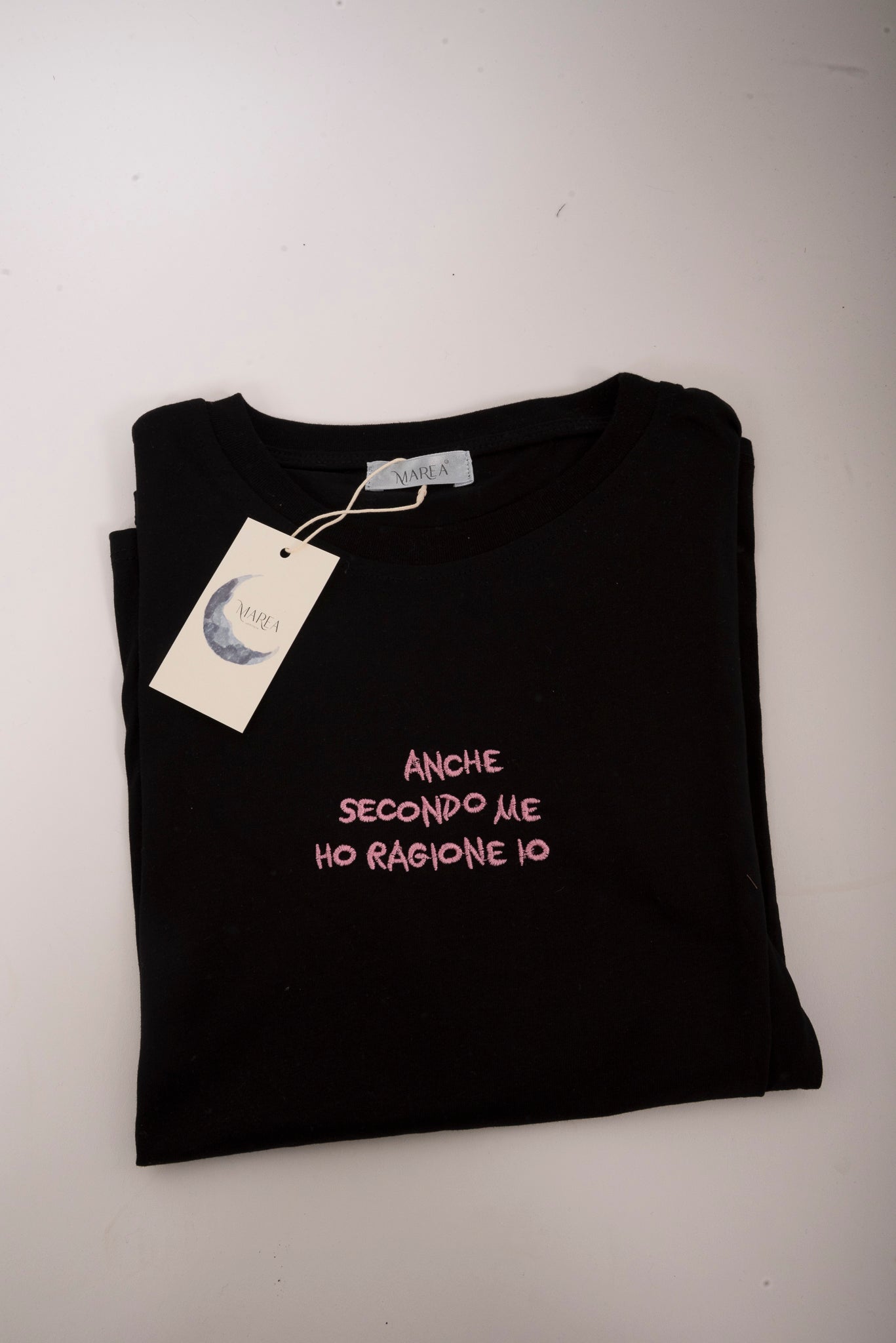 T-shirt nera con scritta