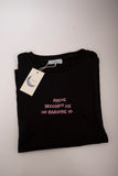 T-shirt nera con scritta