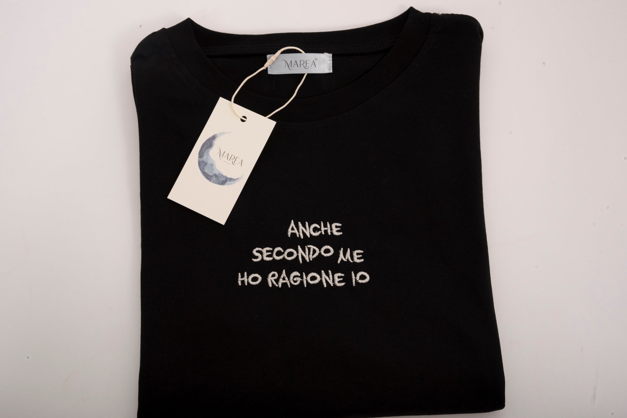 T-shirt nera con scritta