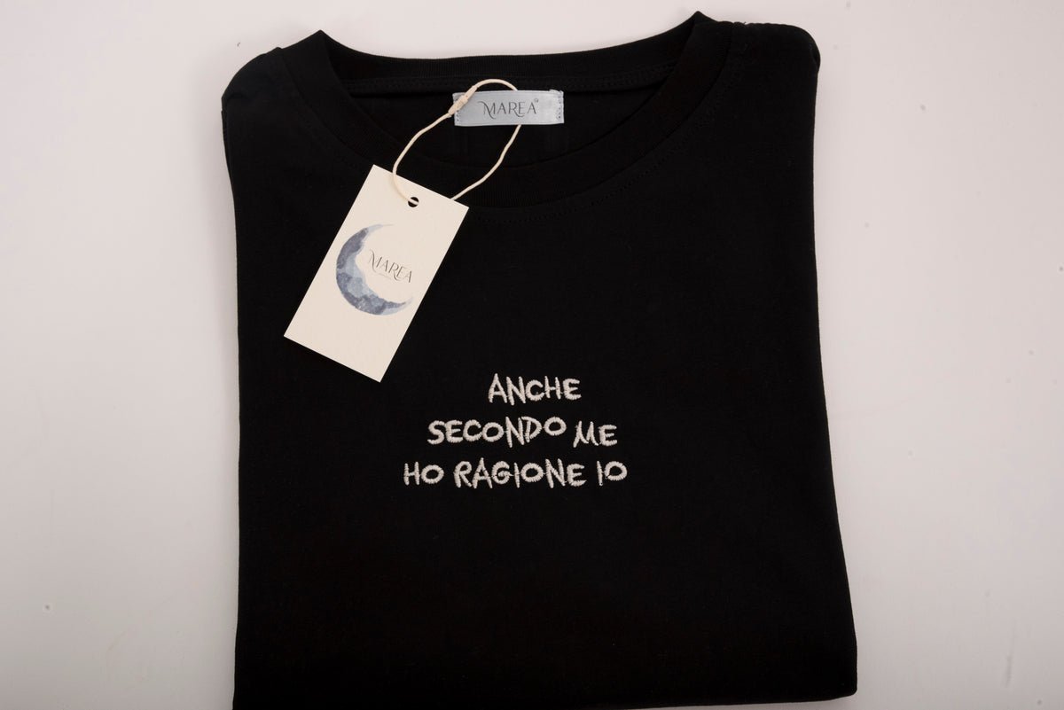 T-shirt nera con scritta