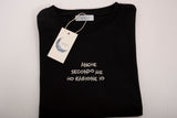 T-shirt nera con scritta