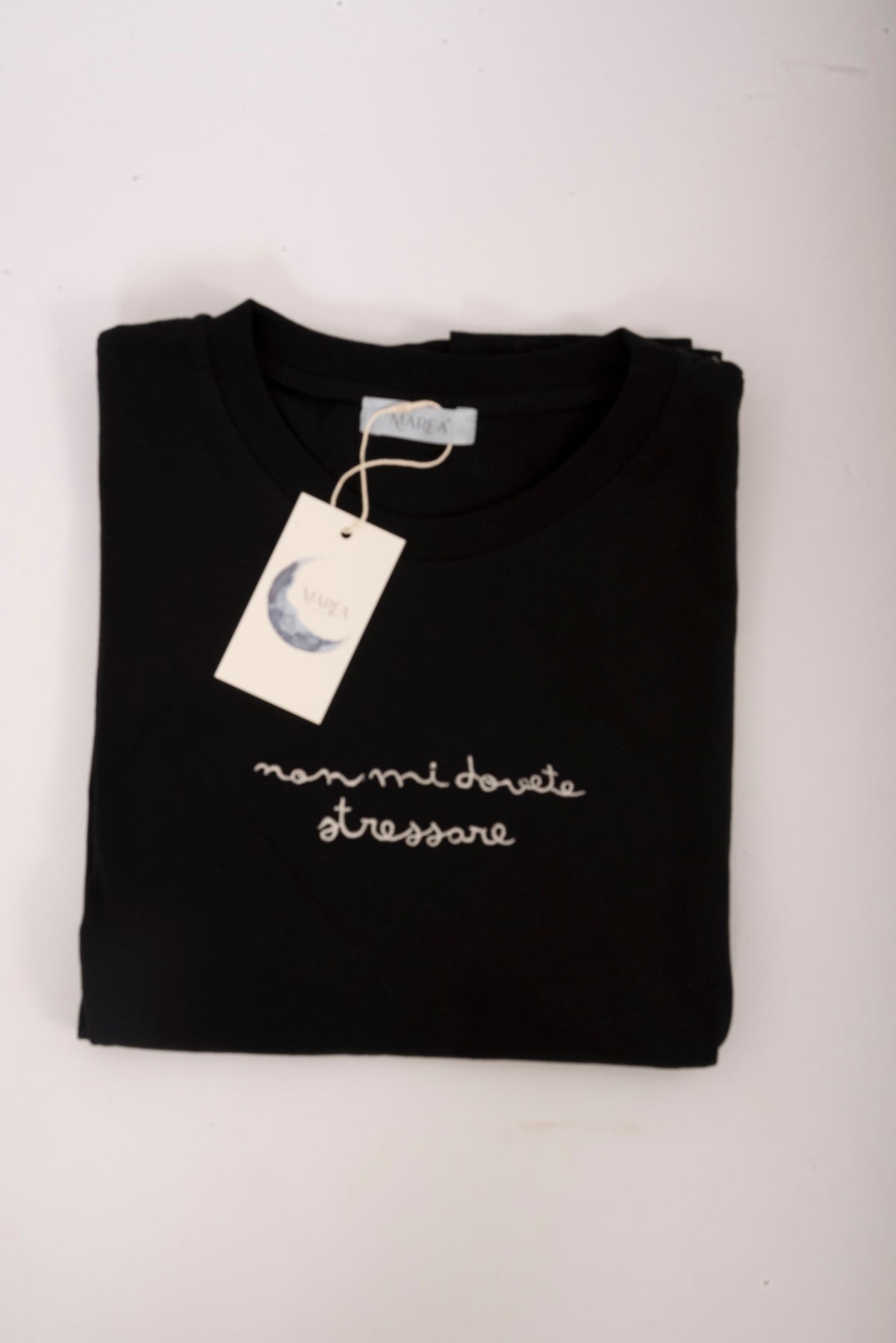 T-shirt nera con scritta